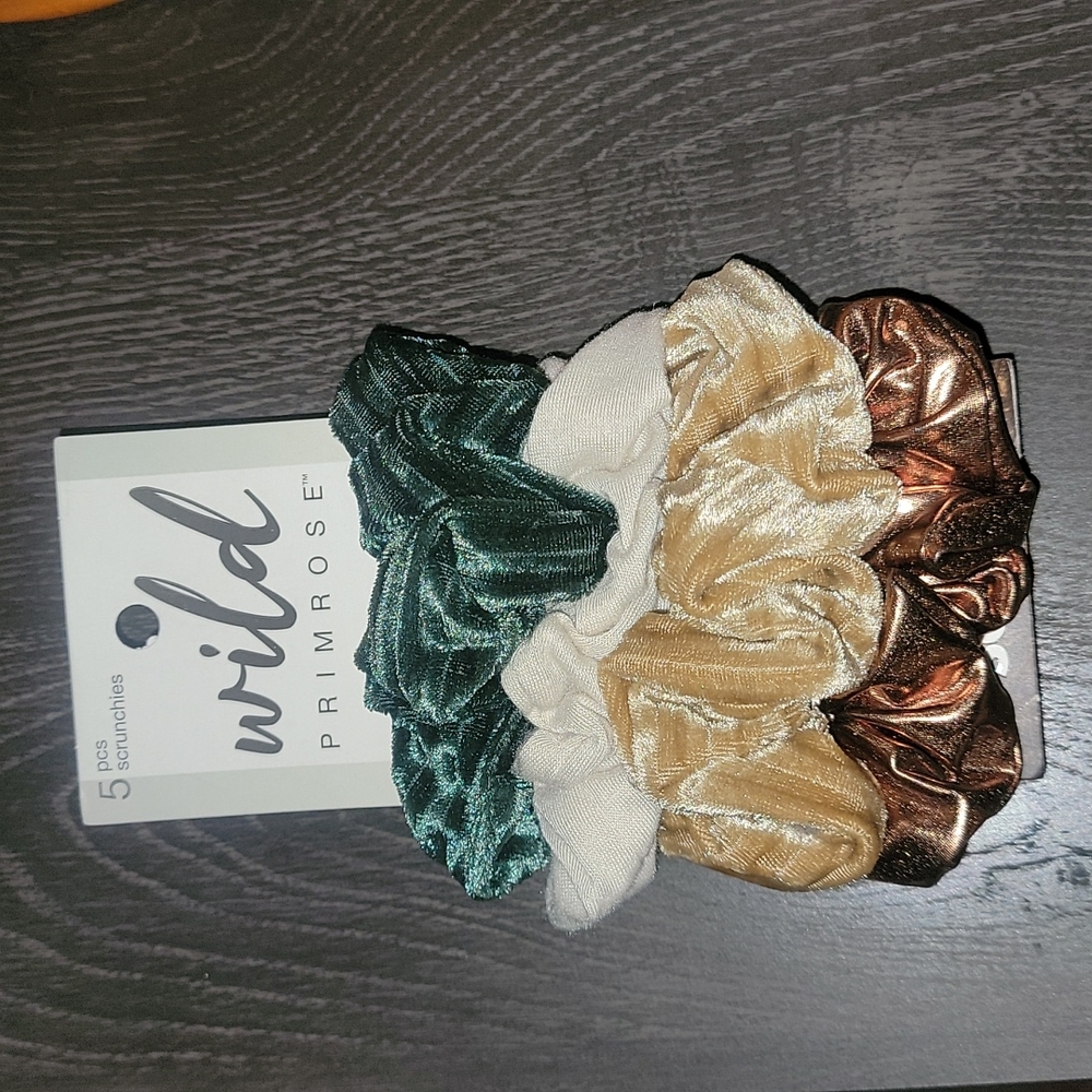 Set of scrunchies